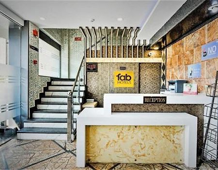 Hotel Metro Lakhnau Kültér fotó